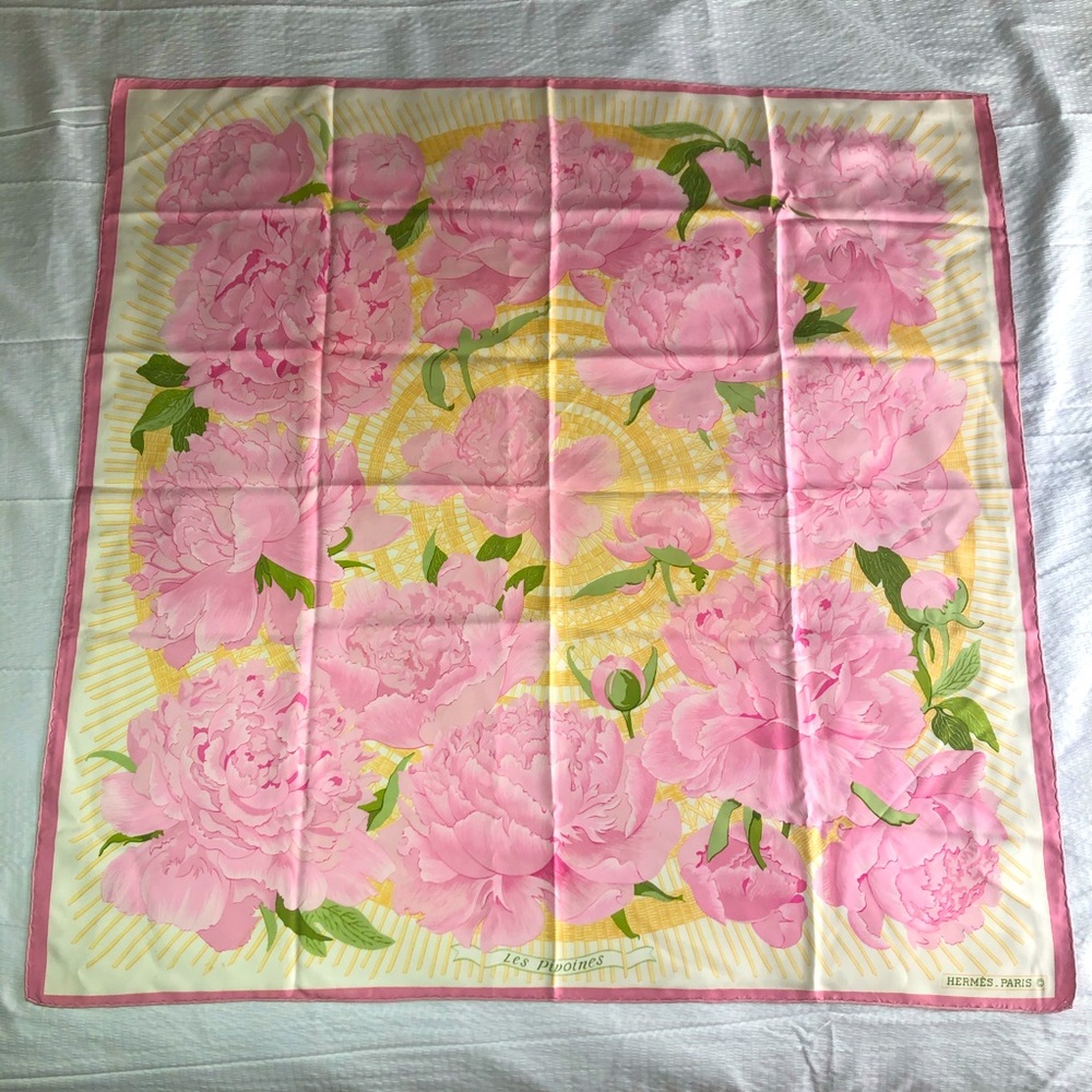 ✨Vintage Hermès “Le Piviones” silk scarf✨